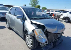 2010 Nissan Versa 1.8S — фото 1