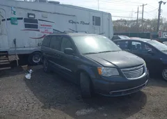 2012 Chrysler Town & Country Touring — фото 1