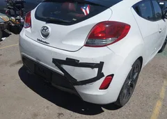 2012 Hyundai Veloster Base W/Red/Black — фото 6