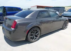2021 Chrysler 300 Touring — фото 4