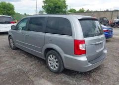 2016 Chrysler Town & Country Touring — фото 3