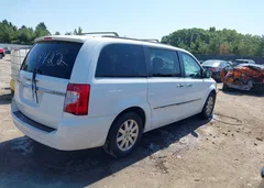 2016 Chrysler Town & Country Touring — фото 4