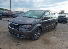 2015 Chrysler Town & Country S — фото 2