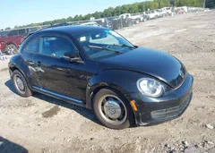 2016 Volkswagen Beetle 1.8T Classic — фото 1