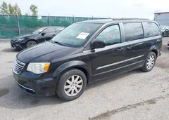 2014 Chrysler Town & Country Touring — фото 2