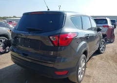 2019 Ford Escape S — фото 4