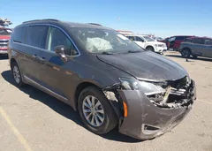 2017 Chrysler Pacifica Touring-L — фото 1