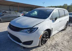 2020 Chrysler Pacifica Touring — фото 2