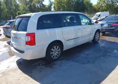 2013 Chrysler Town & Country Touring — фото 4