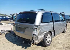 2013 Chrysler Town & Country Touring — фото 6