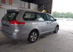 2012 Toyota Sienna Base V6 7 Passenger — фото 4