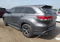 2018 Toyota Highlander LE Plus — фото 3
