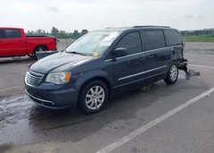 2013 Chrysler Town & Country Touring — фото 2