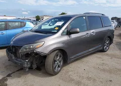 2017 Toyota Sienna Se 8 Passenger — фото 2