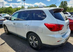 2017 Nissan Pathfinder SV — фото 2