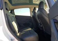 2025 Tesla Model Y — фото 10